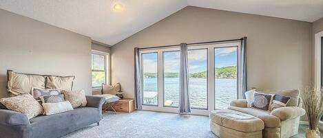 Televisión y chimenea