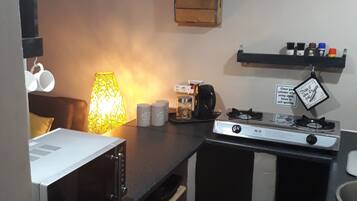 Micro-ondes, cafetiÚre/bouilloire, bouilloire électrique