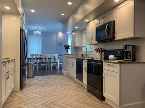 Fridge, microwave, oven, stovetop - The Hartman’s get away. <br> Perfect for Baseball Families! (Oneonta)
