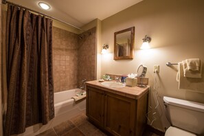 吹风机、毛巾、肥皂、卫生纸