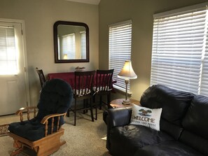 Smart TV, fireplace, DVD player, books - Royal Cottage on Lake Hamilton with Boat Ramp, WI-FI (Royal)