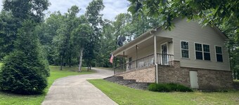 Royal Cottage on Lake Hamilton with Boat Ramp, WI-FI