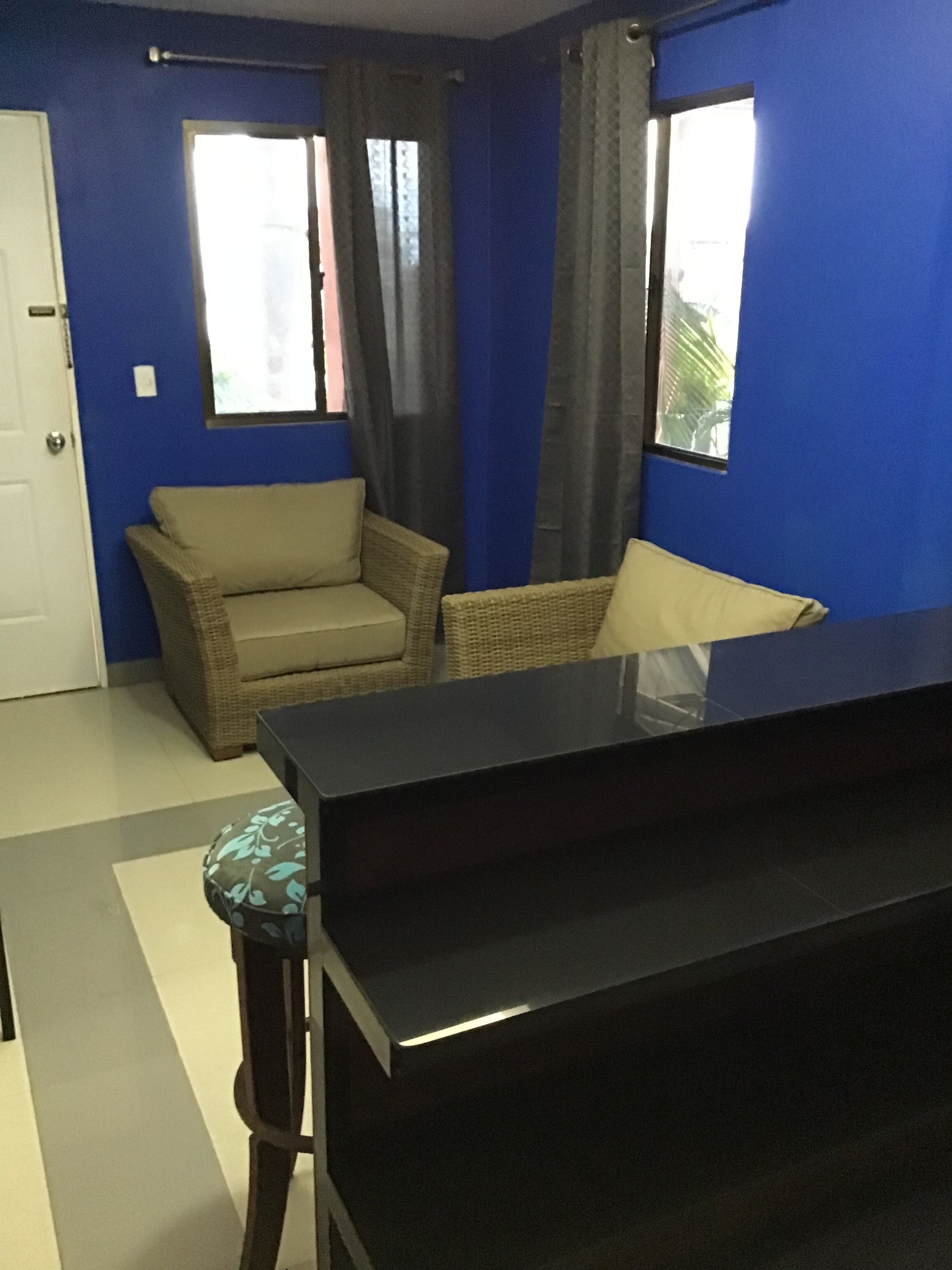 executive suite, 1 king bed | living area | 50-inch flat-screen tv with cable channels, tv