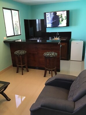 Phòng Suite Executive, 1 giường cỡ king | Khu phòng khách | TV màn hình phẳng 50-inch có truyền hình cáp, TV 