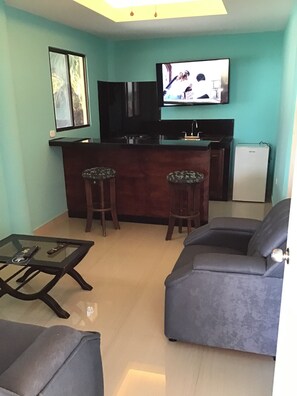 Executive suite, 1 kingsize bed | Woonruimte | Een 50-inch flatscreentelevisie met kabelzenders en televisie