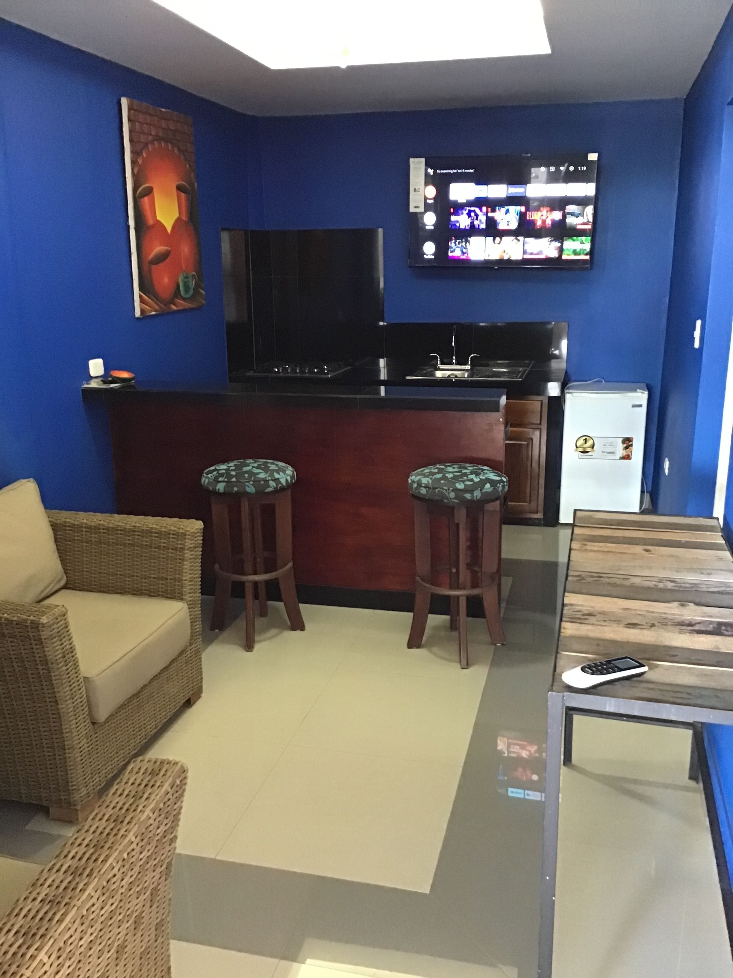 executive suite, 1 king bed | living area | 50-inch flat-screen tv with cable channels, tv