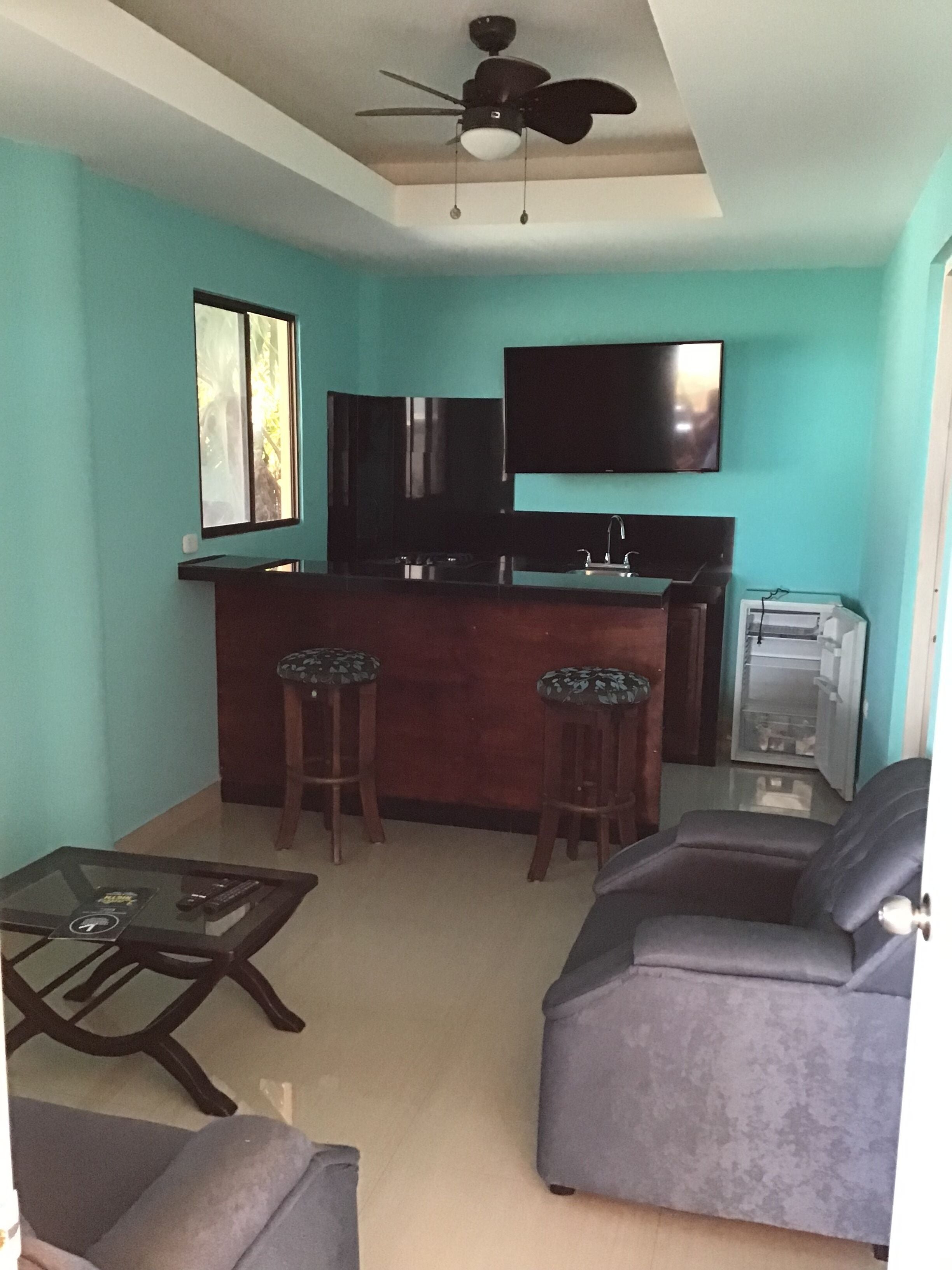 executive suite, 1 king bed | living area | 50-inch flat-screen tv with cable channels, tv