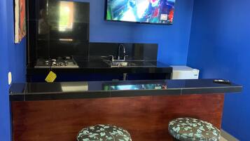 Executive Suite, 1 Katil Raja (King) | Ruang tamu | 50 inci televisyen skrin rata dengan kabel, TV