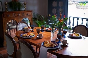 Café da manhã inglês grátis todos os dias