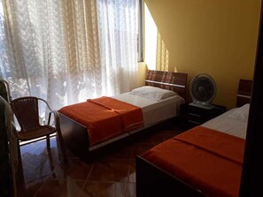 Appartamento Comfort, vista mare | 2 camere, una cassaforte in camera, una scrivania