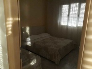 Appartamento Comfort, vista mare | 2 camere, una cassaforte in camera, una scrivania