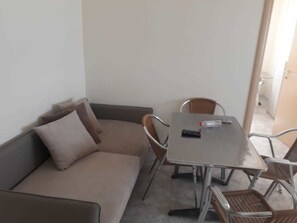 Appartamento Comfort, vista mare | Area soggiorno | TV