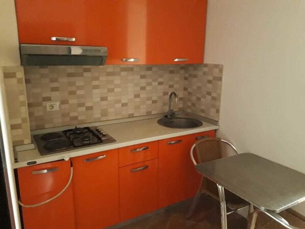 Comfort Apartment, Sea View | Private kitchen | Full-sized fridge, microwave, oven, stovetop
