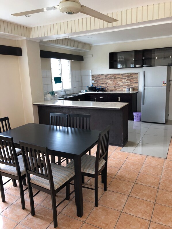 Apartment, 4 Schlafzimmer | Essbereich im Zimmer