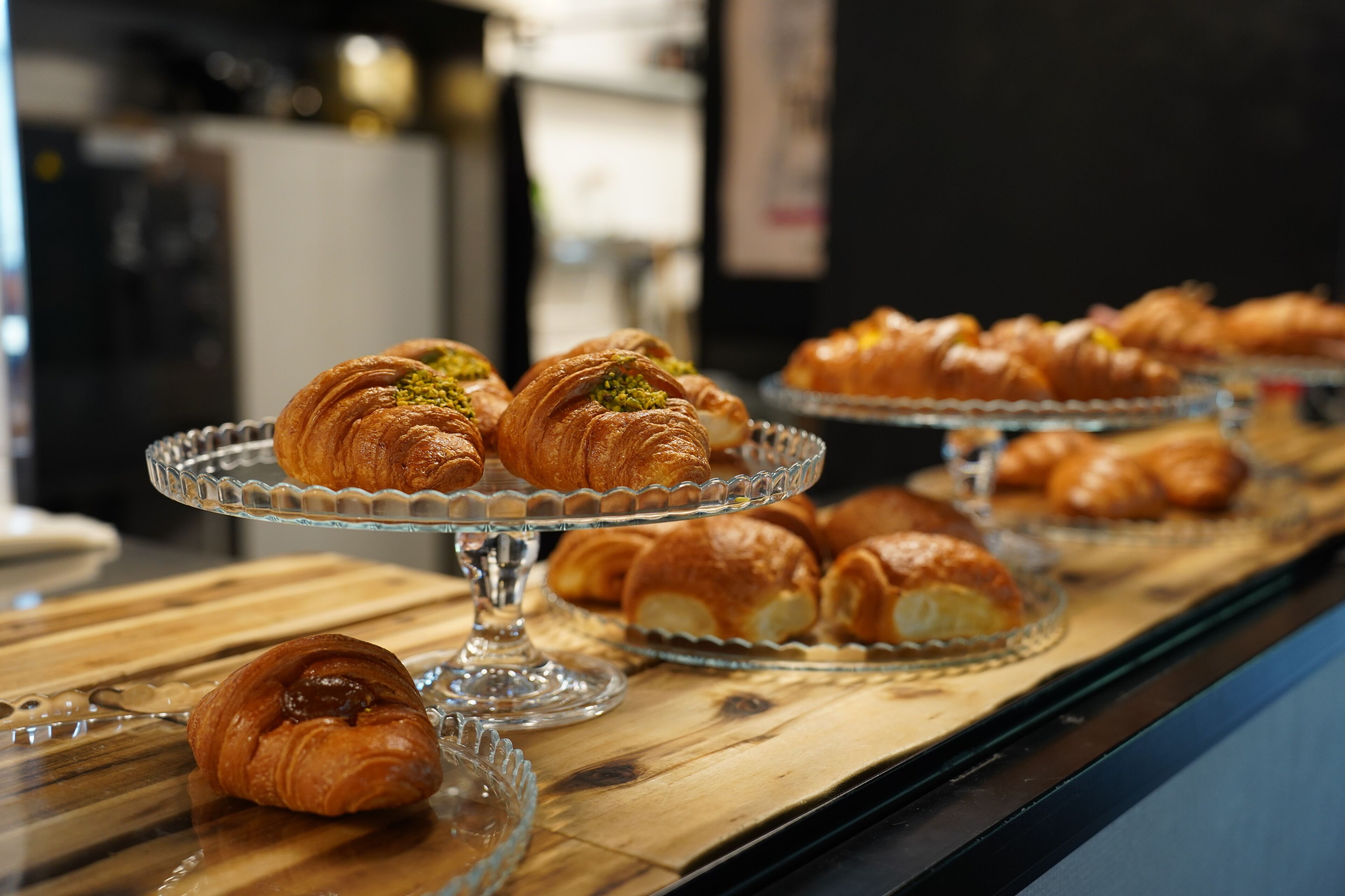 Pastissos exposats sobre aparadors de vidre.