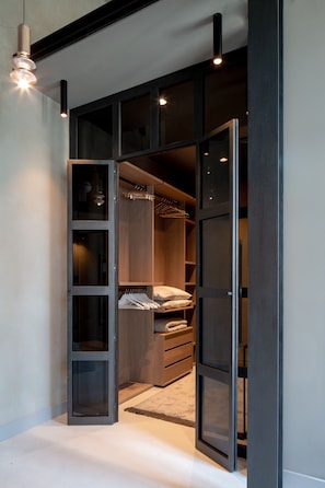 Junior Loft | 2 bedrooms, premium bedding, down comforters, in-room safe
