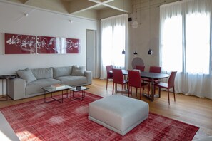 Loft Premier | Vardagsrum | 43-tums platt-tv med digitalkanaler