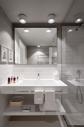 Premium Loft | Bathroom | Shower, rainfall showerhead, hair dryer, bidet - Edit Lofts  (Turin)