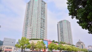 A city street with tall buildings, a bus, and cars. - Crowne International Business Hotel (Shiyan)