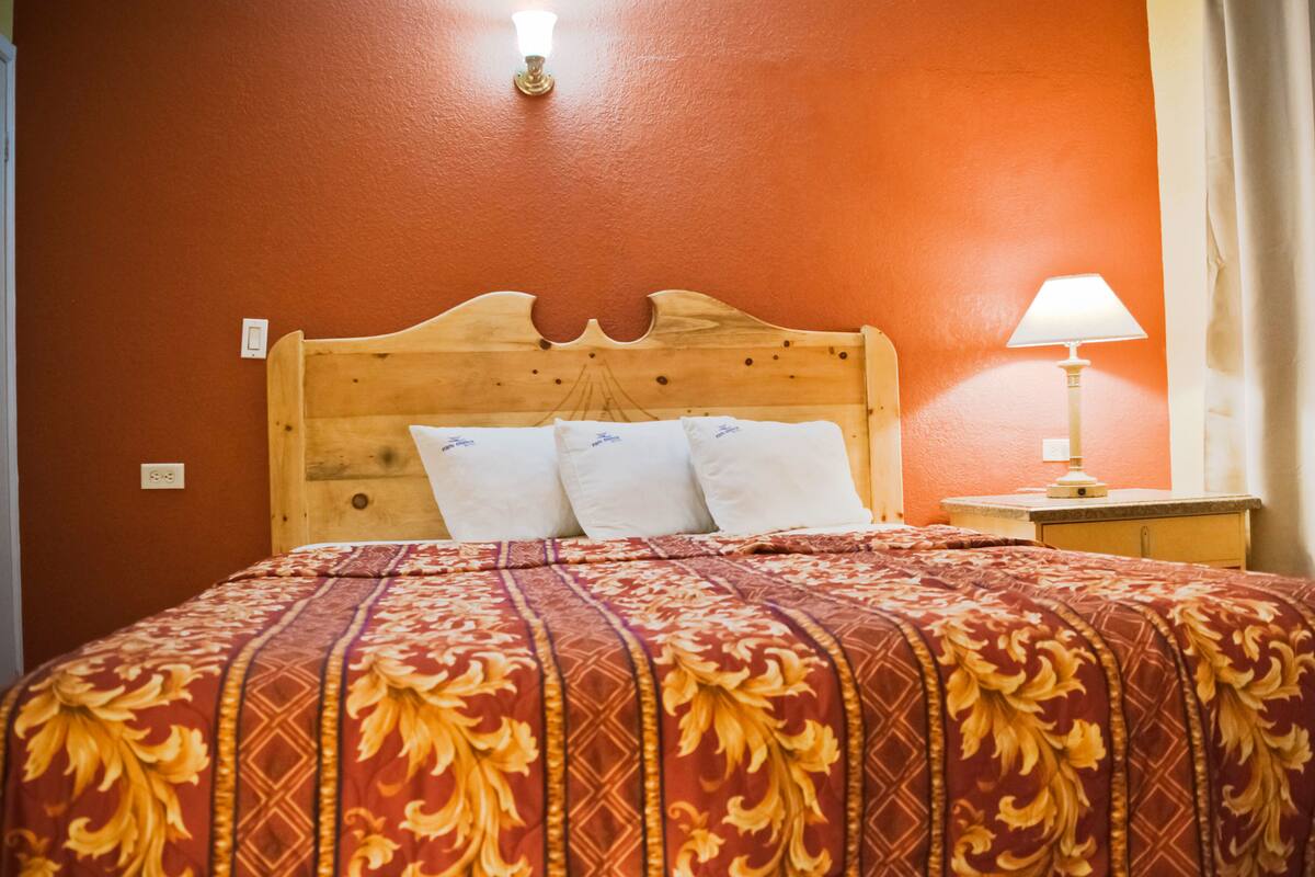 Standard Room, 1 Queen Bed | Blackout drapes, iron/ironing board (on request), WiFi (free)