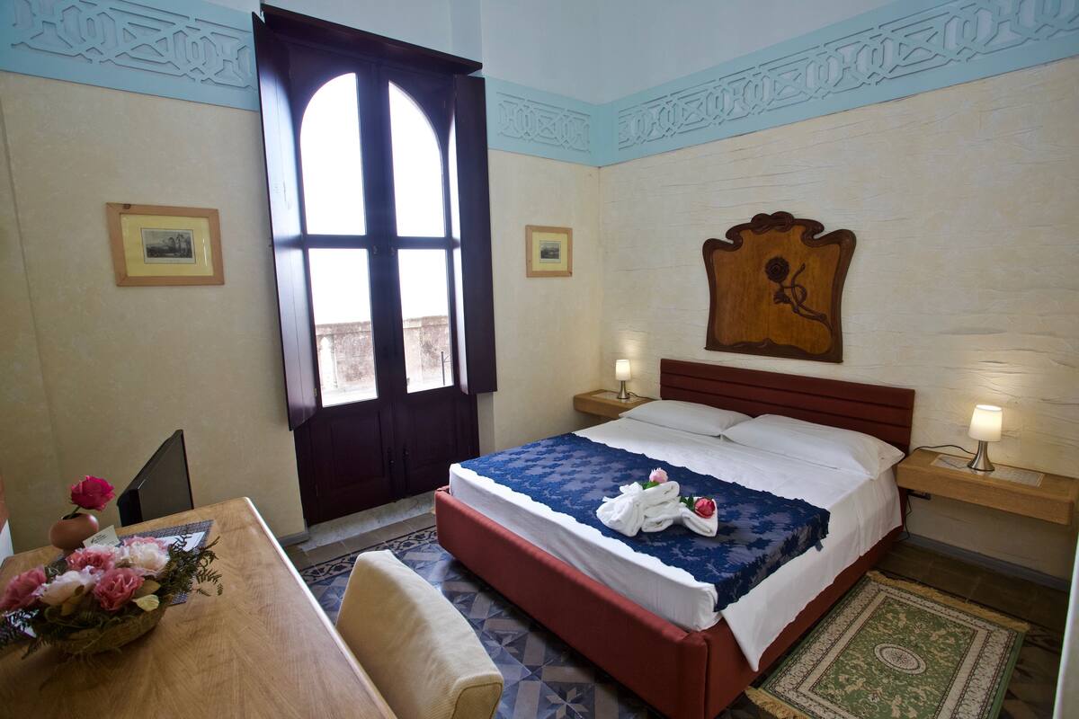 Ropa de cama de alta calidad, minibar y tabla de planchar con plancha