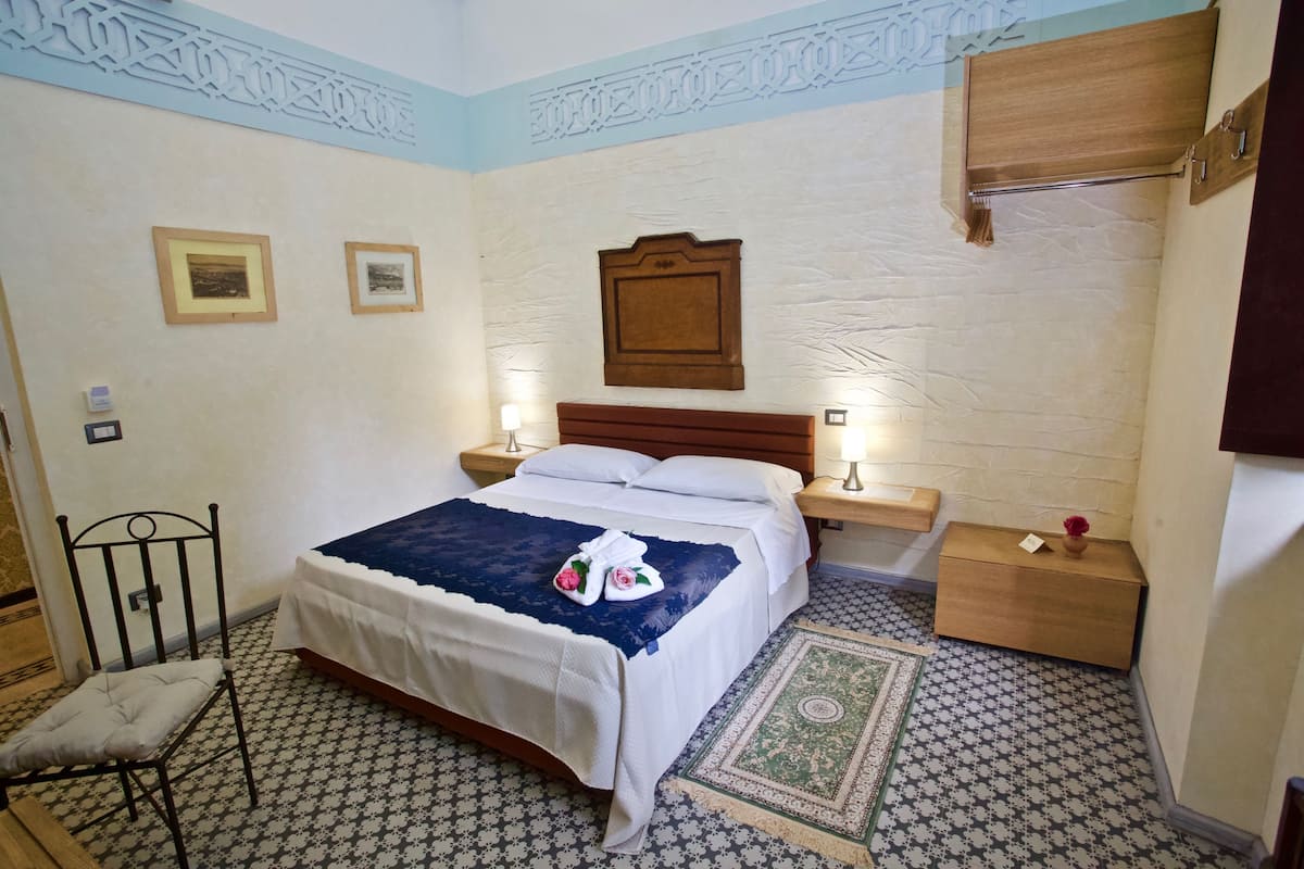 Ropa de cama de alta calidad, minibar y tabla de planchar con plancha