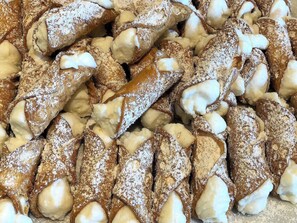 Une vue rapprochée d’un dessert saupoudré de sucre glace et garni d’une crème onctueuse.
