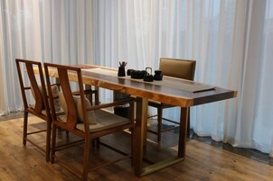 Un comedor con una mesa de madera, sillas y un banco.