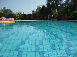Piscina externa, funciona das 9h30 às 20h30, guarda-sóis