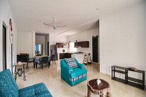 家庭公寓式客房, 多张床, 无烟房, 花园景观 | 起居区 | 平板电视、Netflix