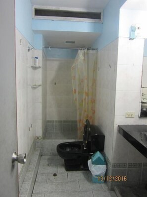 Shower, towels - Amazonia Backpackers & Bunk Beds (Iquitos)