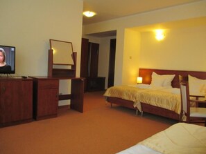 Triple Room | Free WiFi - Klinika Mlodosci Medical SPA (Swieradow-Zdroj)