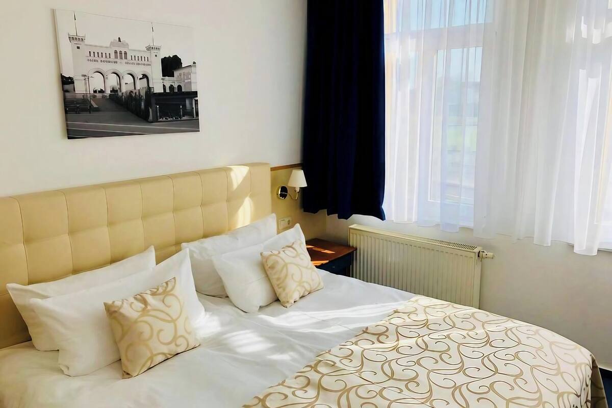 Escritorio, wifi gratis, ropa de cama