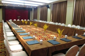 A conference room with a long table, chairs, and a carpeted floor. - Hejiang Peninsula Hotel (Fengkai)