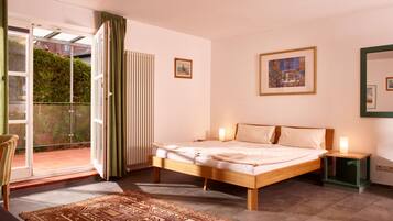 Habitación triple | Minibar, escritorio y espacio para trabajar con laptop