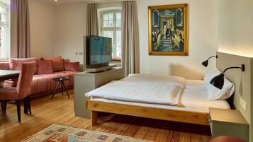 Driepersoonskamer | Een minibar, een bureau, een strijkplank/strijkijzer, babybedden