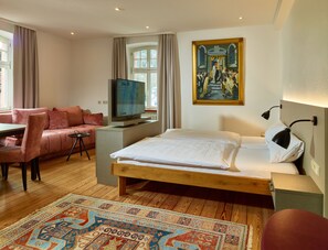 Triple Room | Minibar, desk, laptop workspace, iron/ironing board -  Hotel & Restaurant Burgschänke (Kaiserslautern)