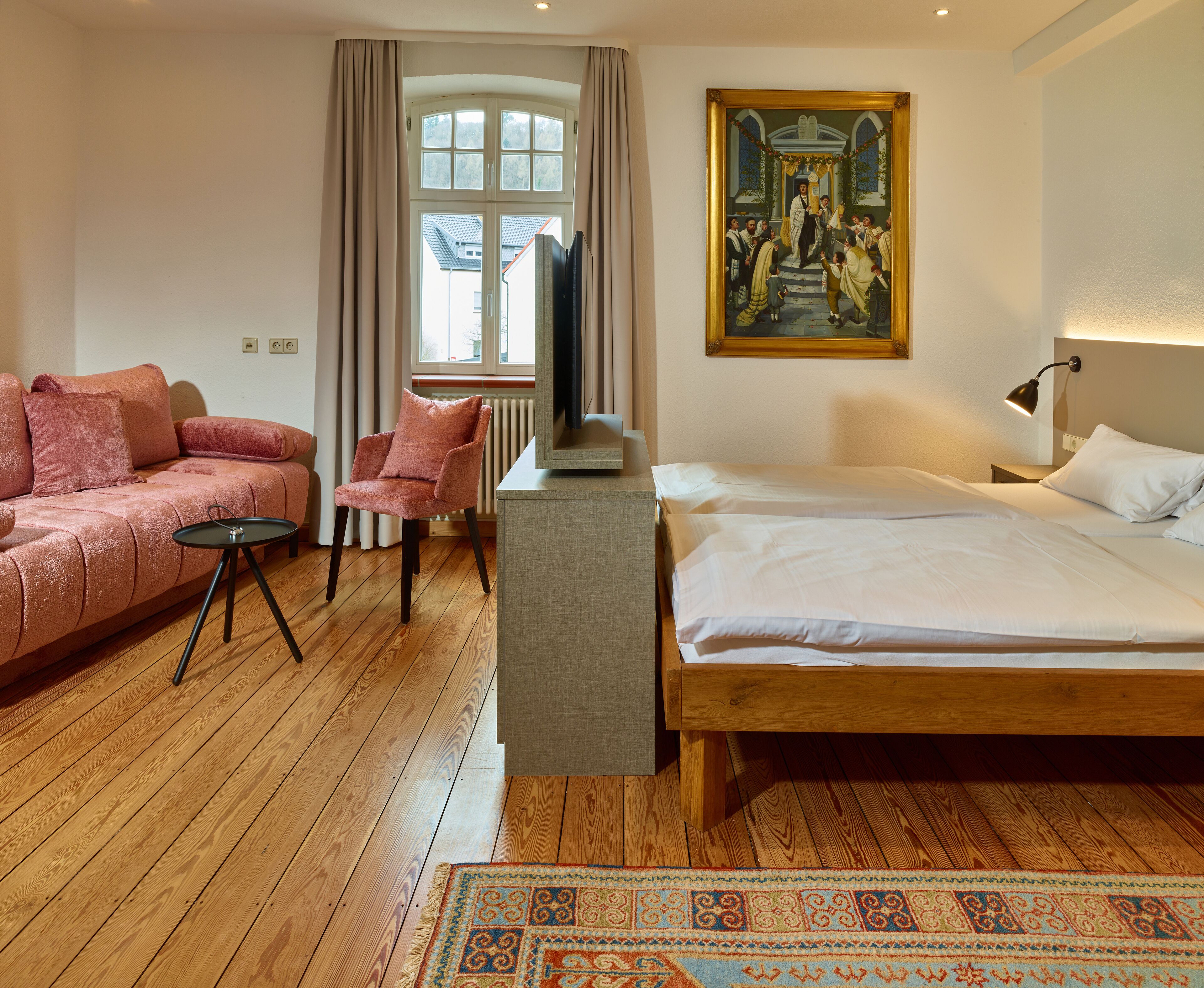 triple room | 1 bedroom, minibar, desk, iron/ironing board