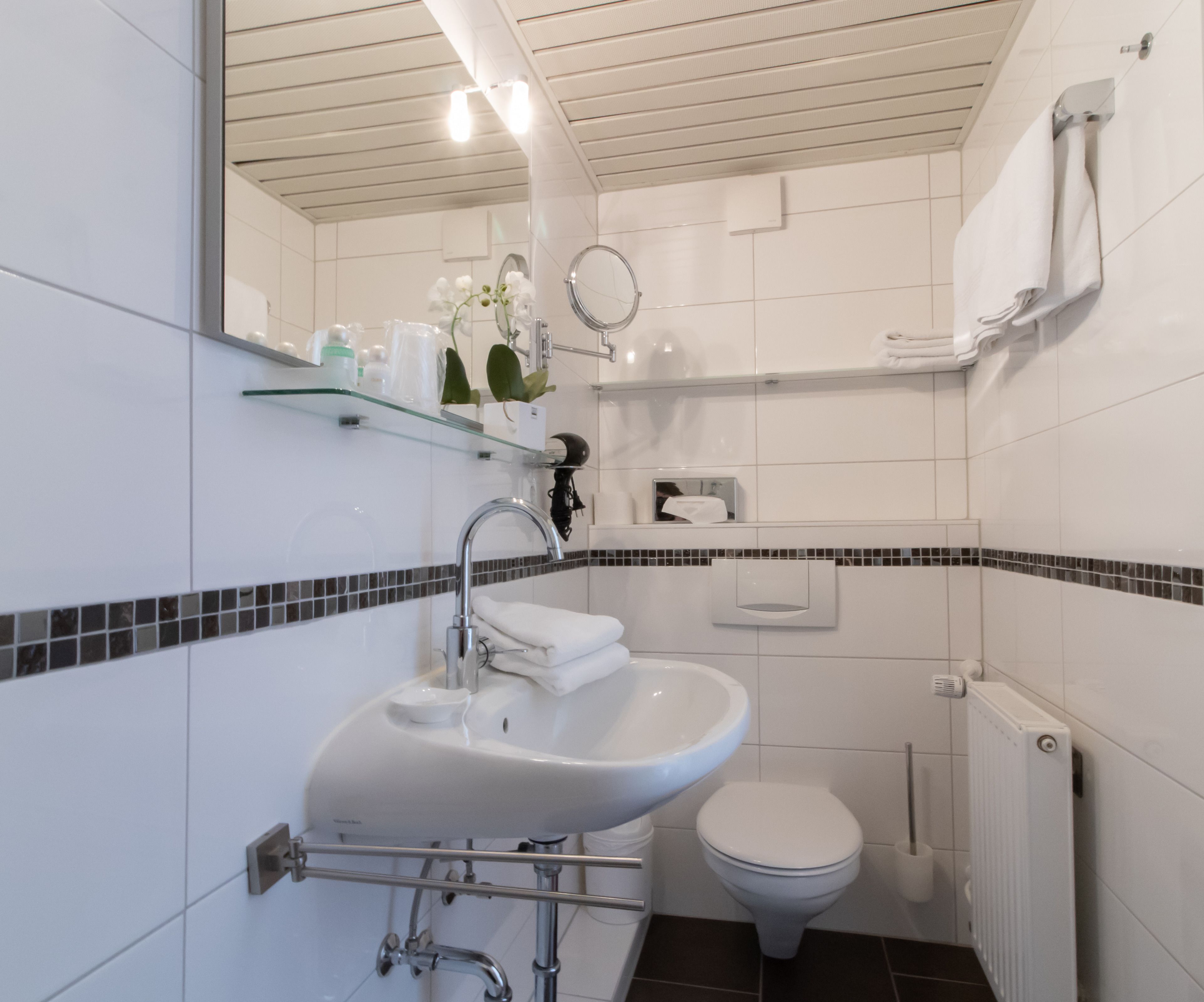 single room | bathroom | shower, free toiletries, hair dryer, bathrobes