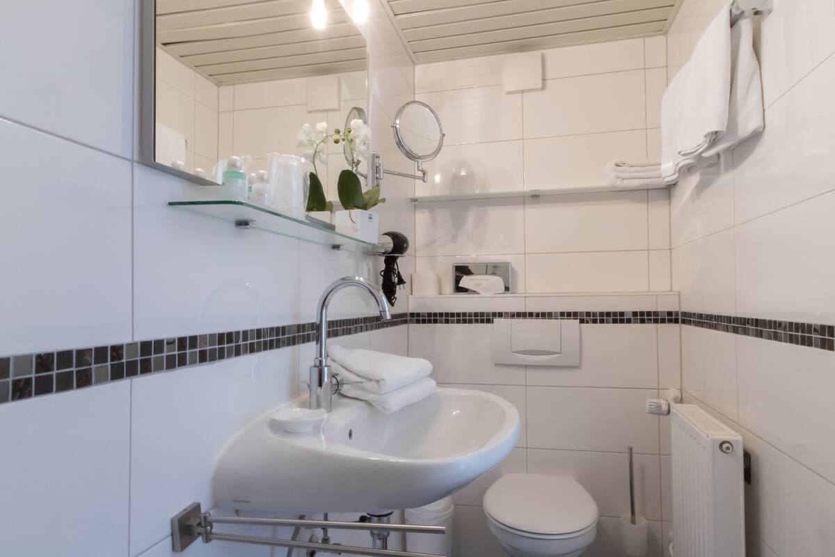 single room | bathroom | shower, free toiletries, hair dryer, bathrobes