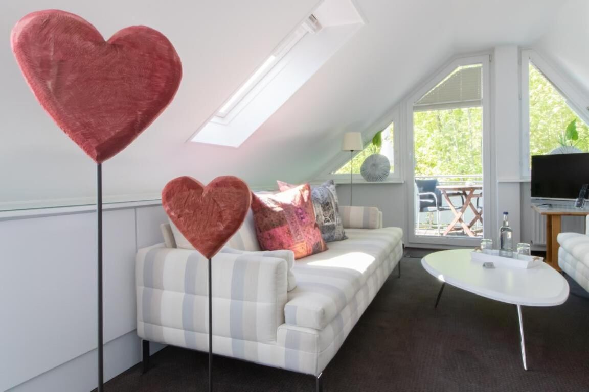 40-inch flat-screen tv with satellite channels, tv