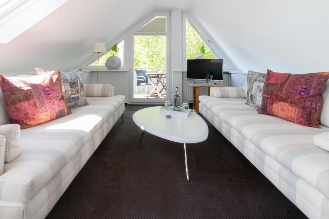 40-inch flat-screen tv with satellite channels, tv