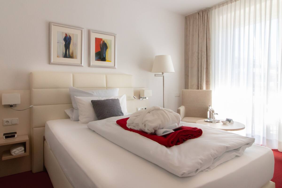 single room | minibar, in-room safe, individually furnished, desk