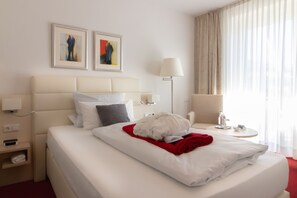 Enkeltrom | Minibar, safe på rommet, individuelt innredet og skrivebord