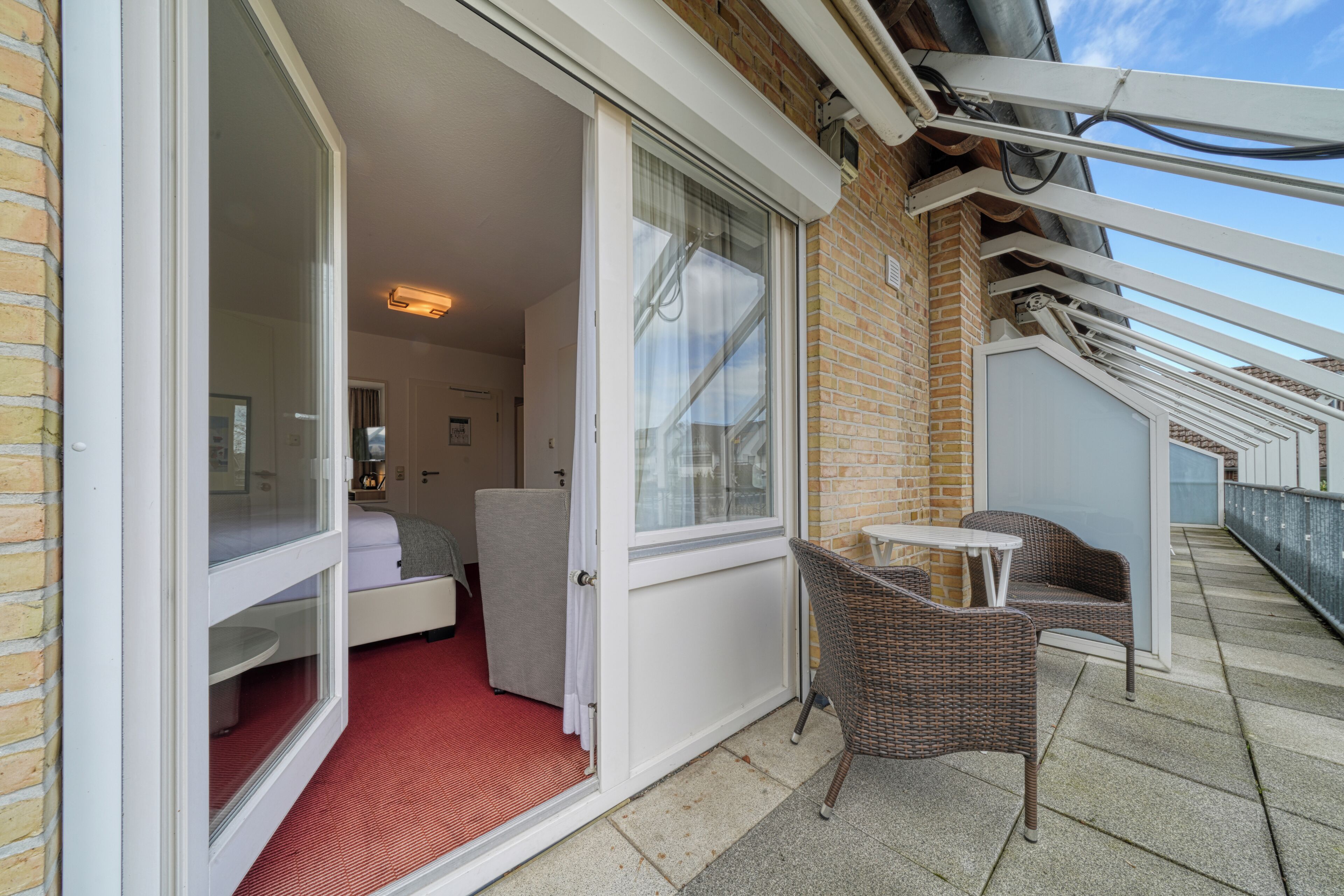 Kamar Double Standar | Minibar, brankas, dan dilengkapi dengan perabotan berbeda-beda