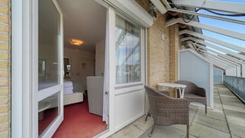 Kamar Double Standar | Minibar, brankas, dan dilengkapi dengan perabotan berbeda-beda