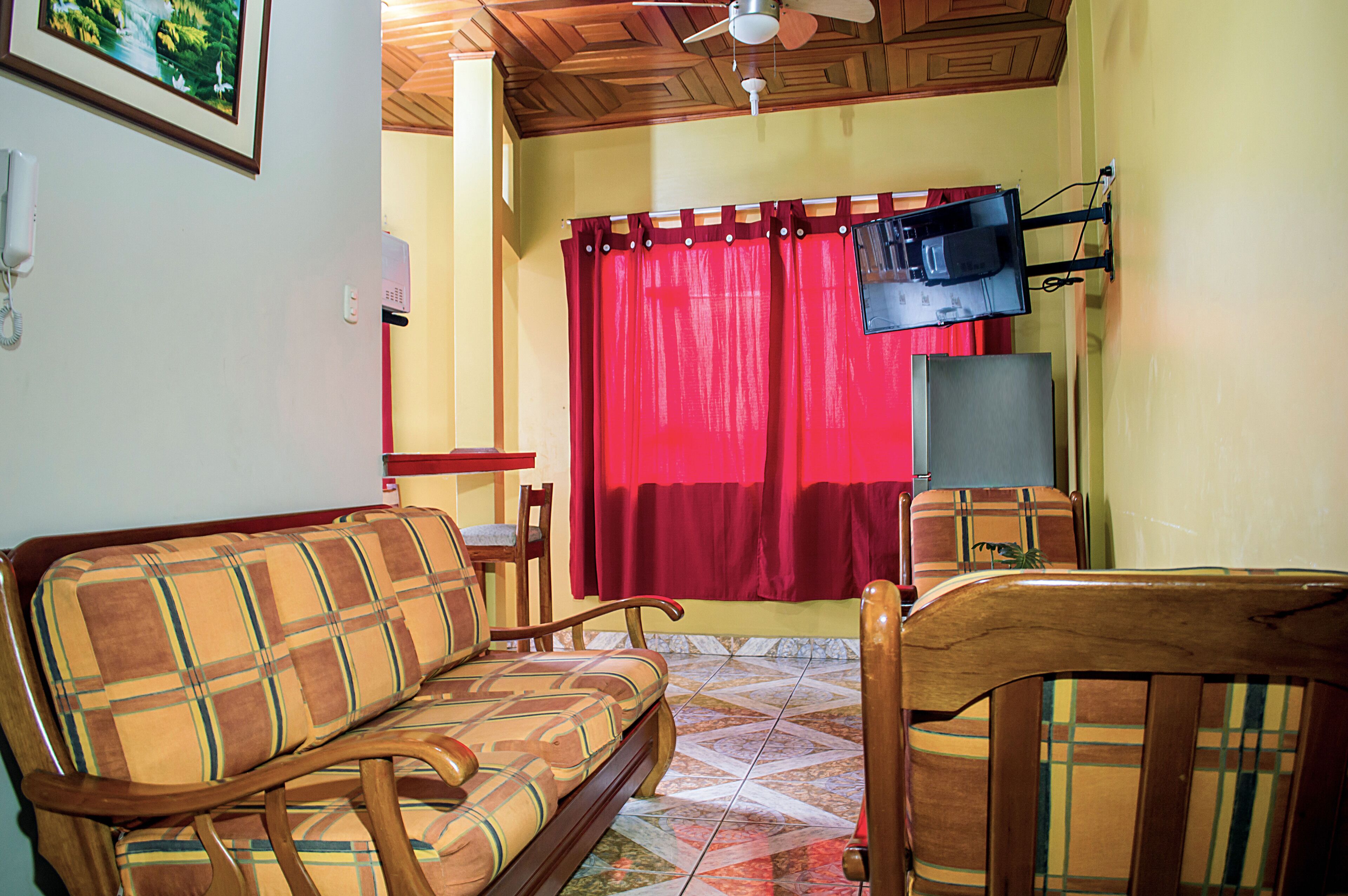 Traditional Apartment, 1 Bedroom, Non Smoking, Park View | Living room | Flat-screen TV