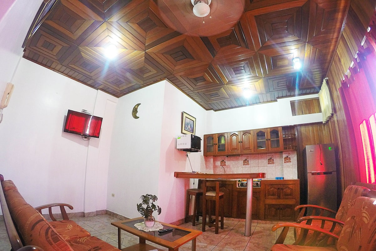 Departamento, 2 habitaciones | Sala de estar | Televisión de pantalla plana