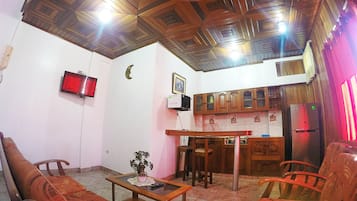Apartemen, 2 kamar tidur | Ruang keluarga | TV layar datar