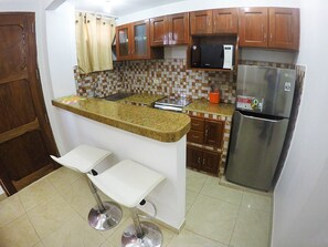 Departamento, 2 habitaciones | Cocina privada | Refrigerador, microondas, parrilla de estufa y utensilios de cocina